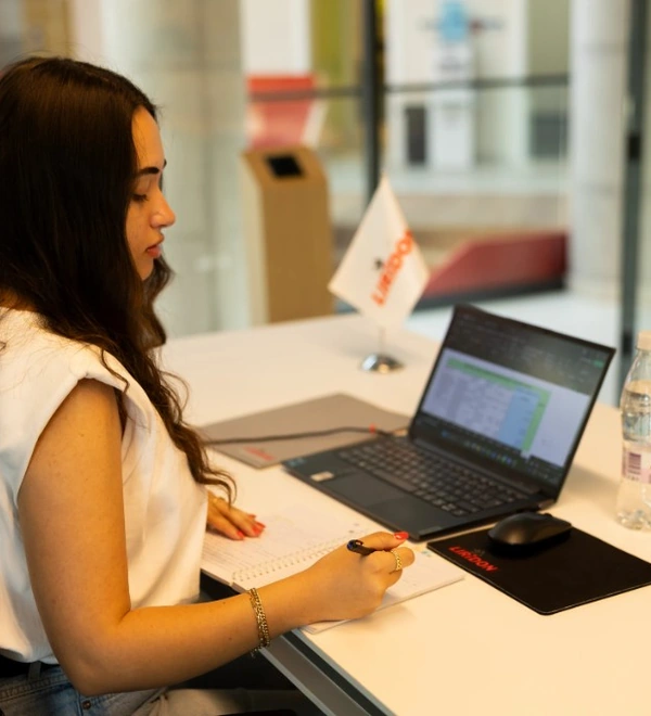 Team member working at a Liridoni desk